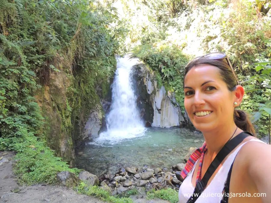 Yo junto a la cascada de los jardines