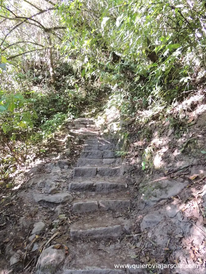 Tramo de escaleras para subir a Machu PIcchu