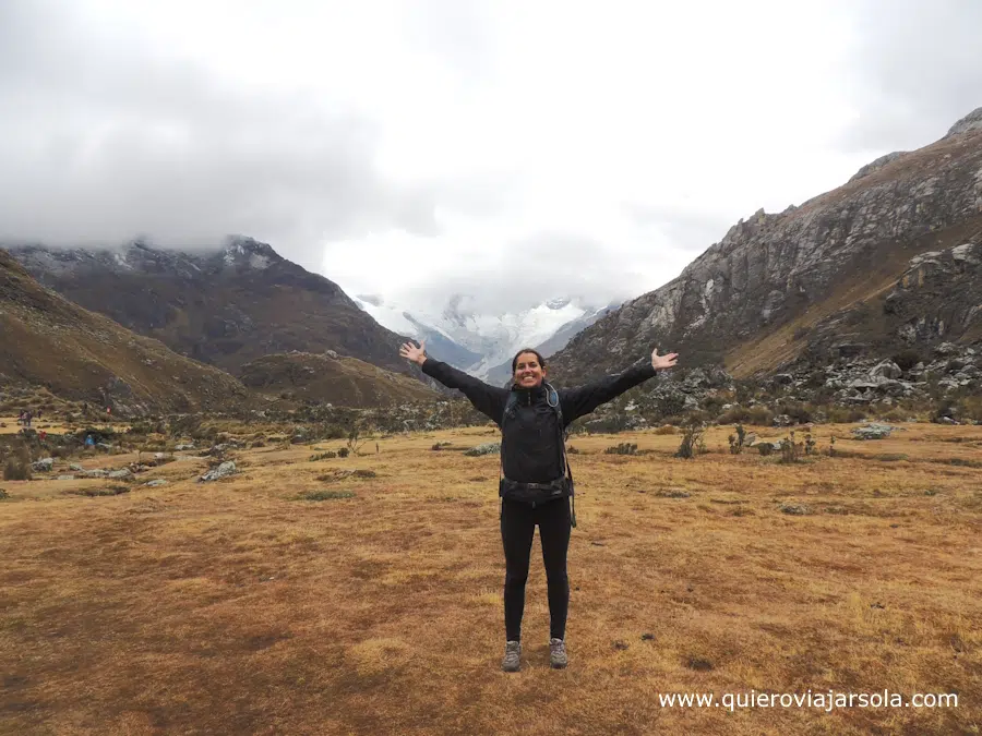 Yo haciendo el trekking a la Laguna 69 en Huaraz