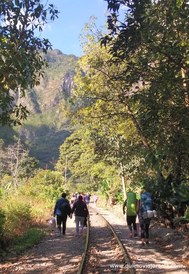 Personas caminando por las vías del tren