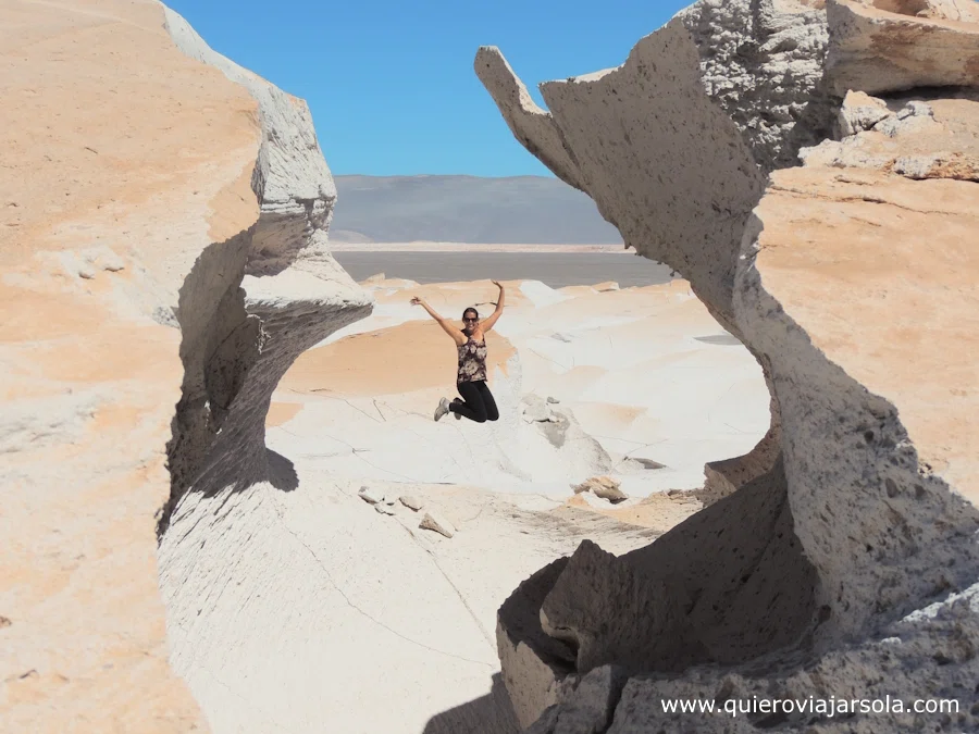 Yo saltando entre las rocas del campo de Piedra Pómez en Catamarca