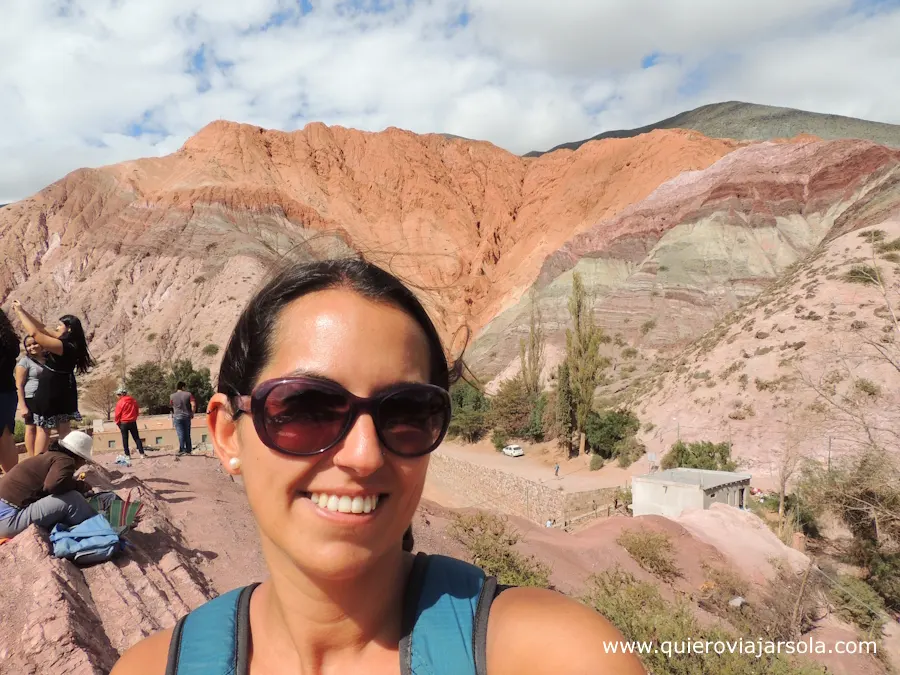 Yo frente al Cerro de los 7 Colores en Purmamarca