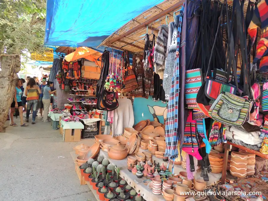 Puestos de artesanías en la plaza de Tilcara