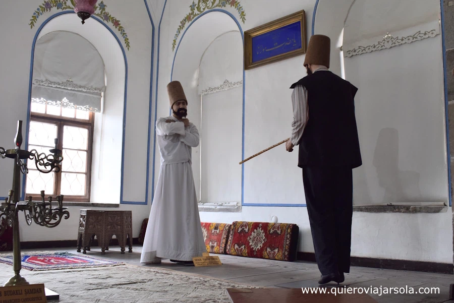 Estatuas en el Museo Mevlana de los derviches aprendiendo  el sema