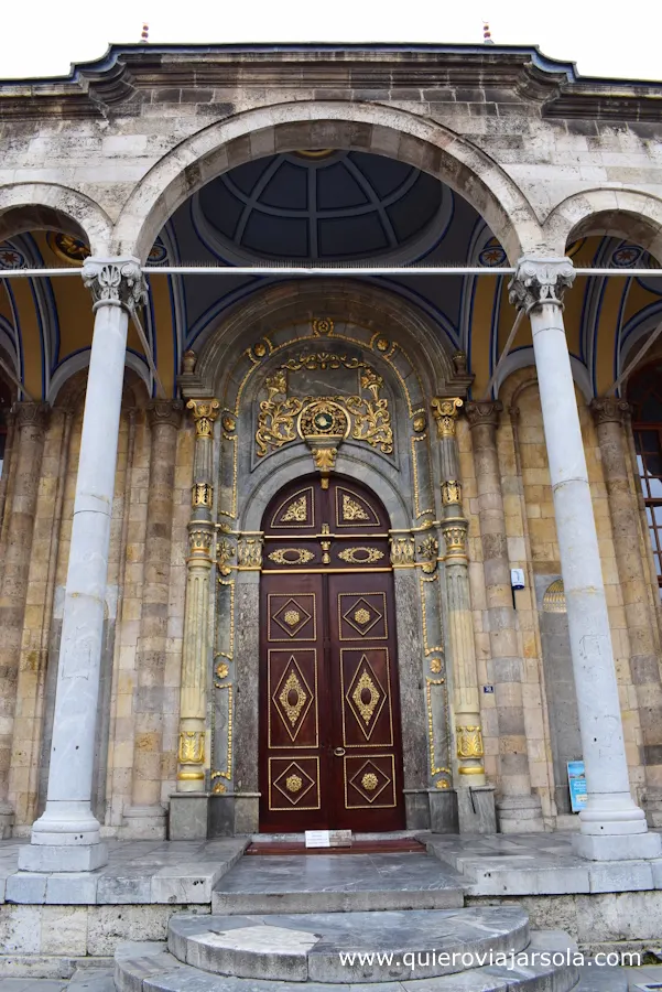Puerta de entrada a la mezquita