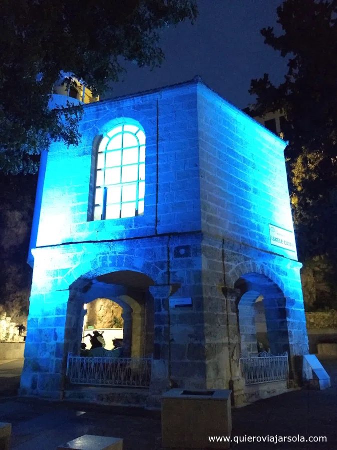 La mezquita iluminada de azul por la noche
