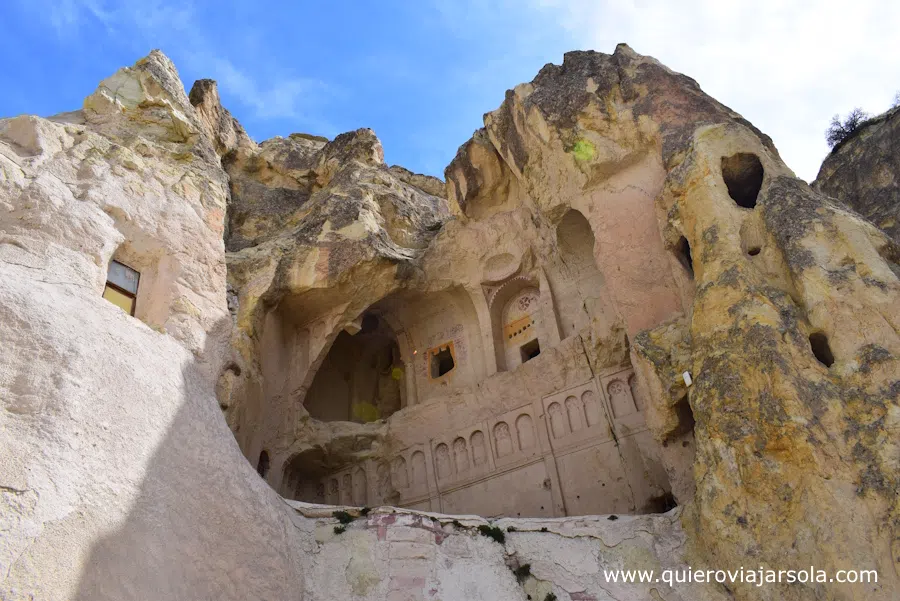 Restos de una iglesia excavada en la roca
