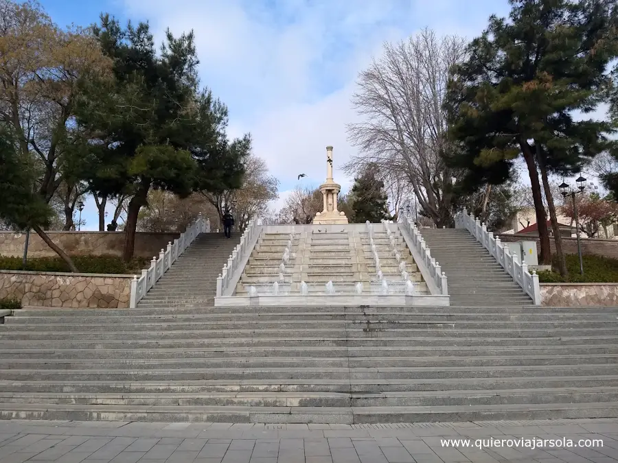 Escalinata que sube al parque