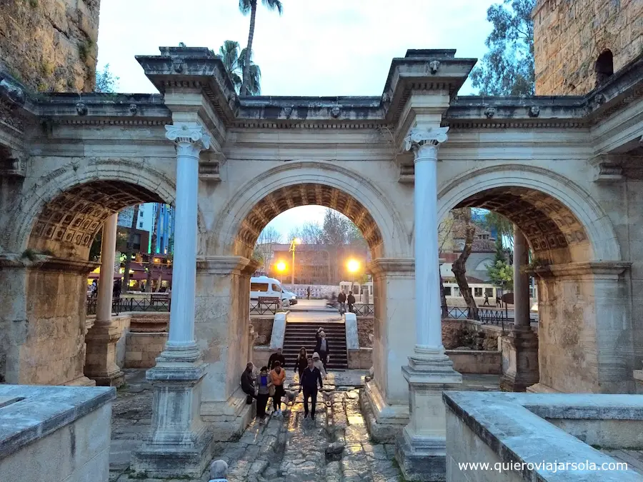 Los tres arcos de la puerta de Adriano