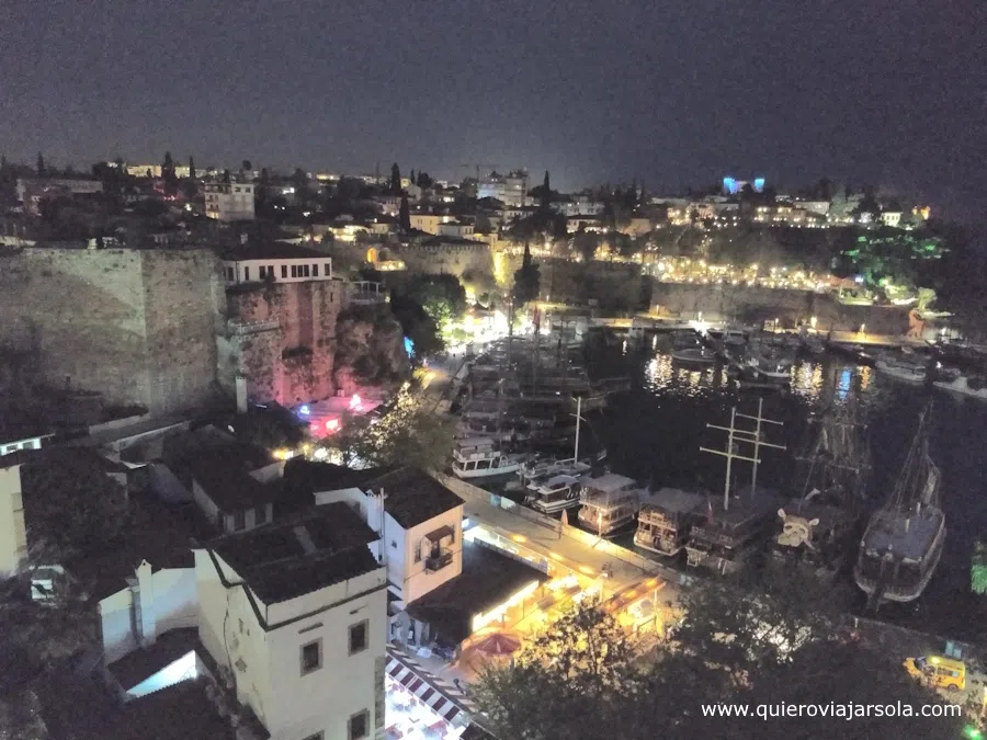 Vista nocturna del puerto