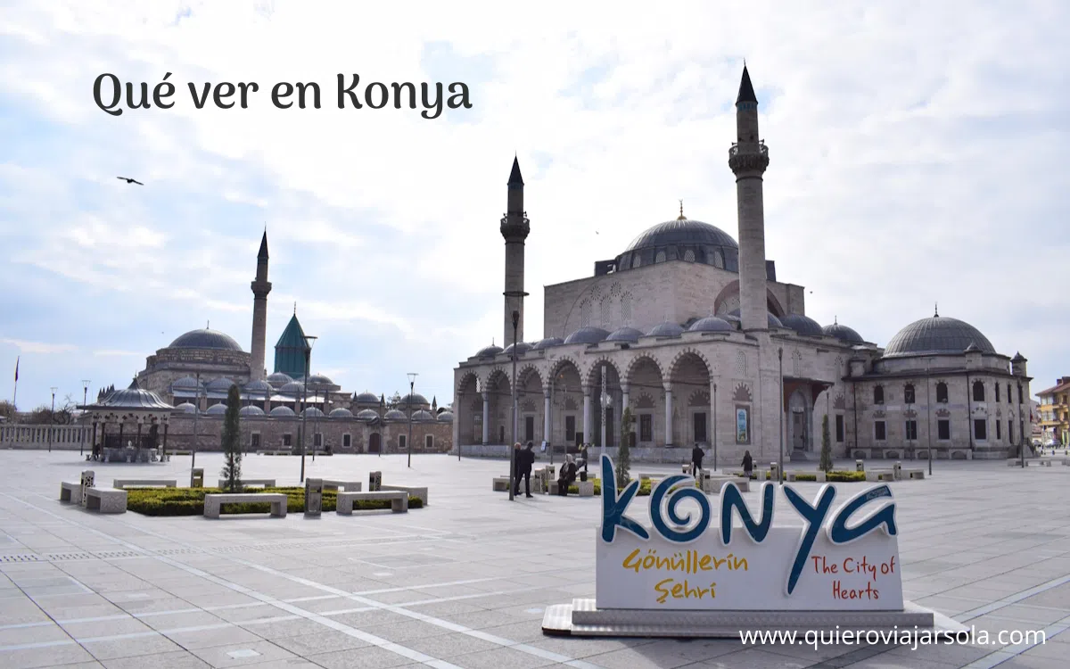 Letras de Konya frente a Mezquita Selimiye y Museo Mevlana