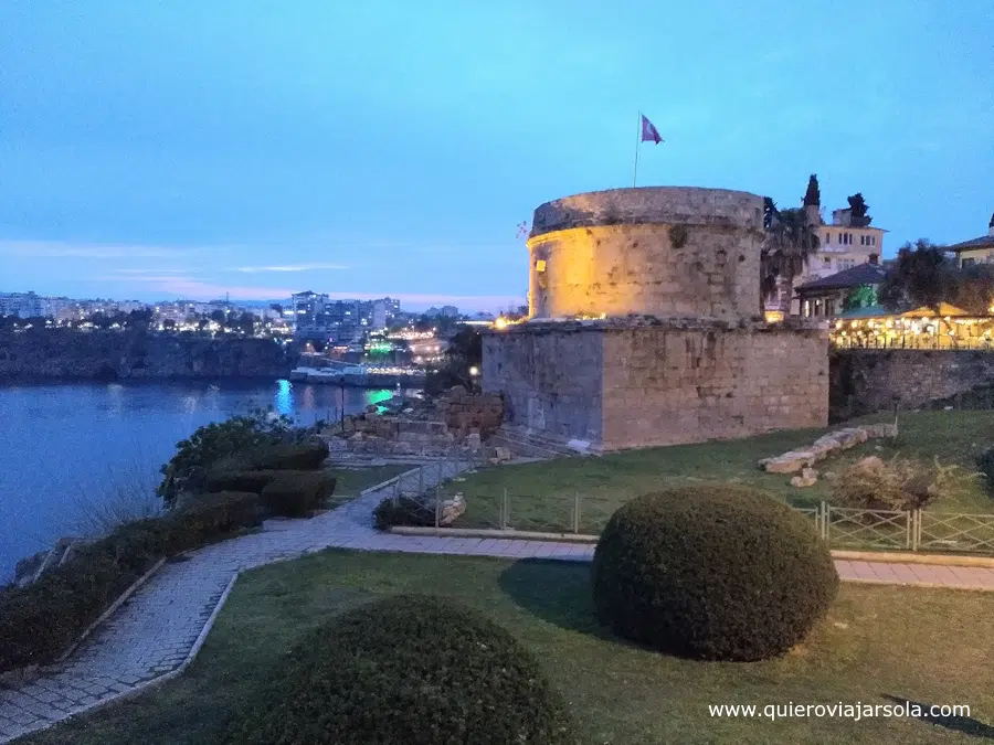 La antigua torre defensiva o faro, junto a la costa de Antalya