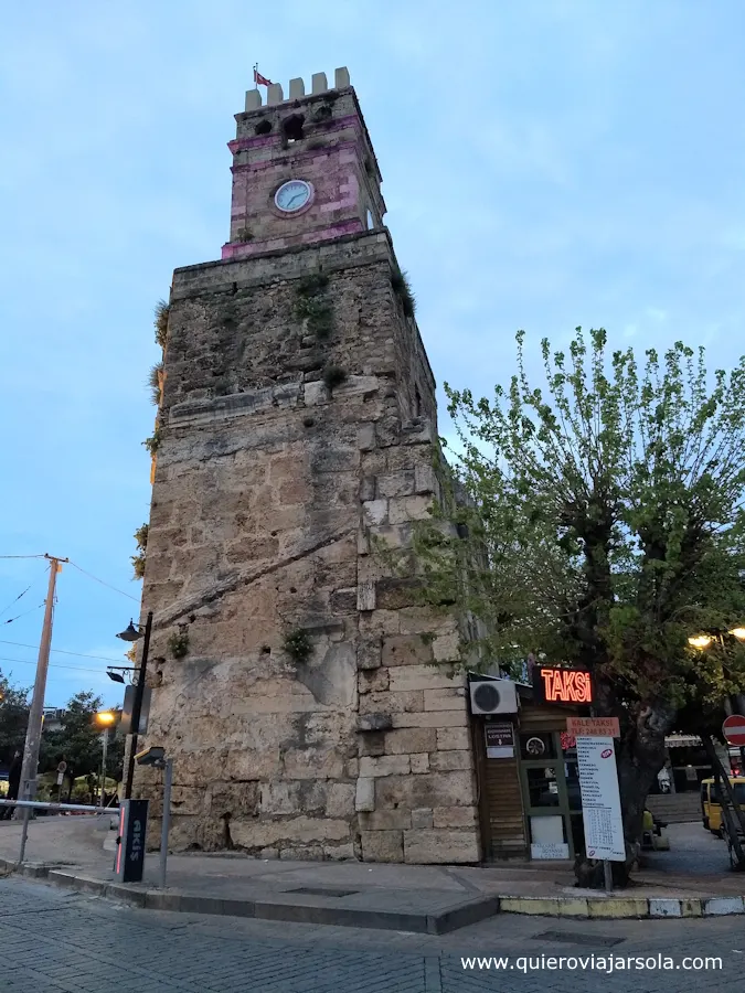 El reloj en lo alto de la muralla