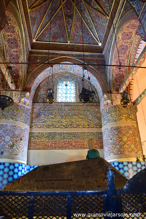 Interior del mausoleo, con las paredes decoradas en colores sobre la tumba