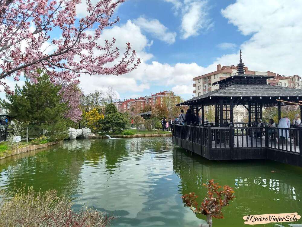 Viajar sola a Konya, Jardín Japonés