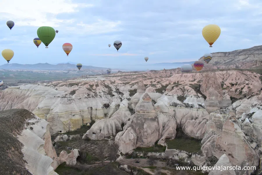 Globos sobrevolando un valle