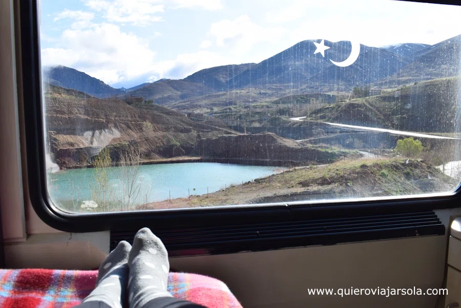Paisaje de lago y montañas fuera del tren visto desde mi habitación