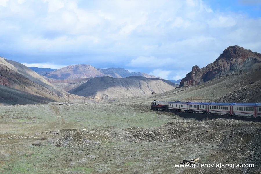 Paisaje de montaña con el tren avanzando