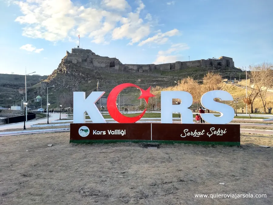 Letras con el castillo de fondo