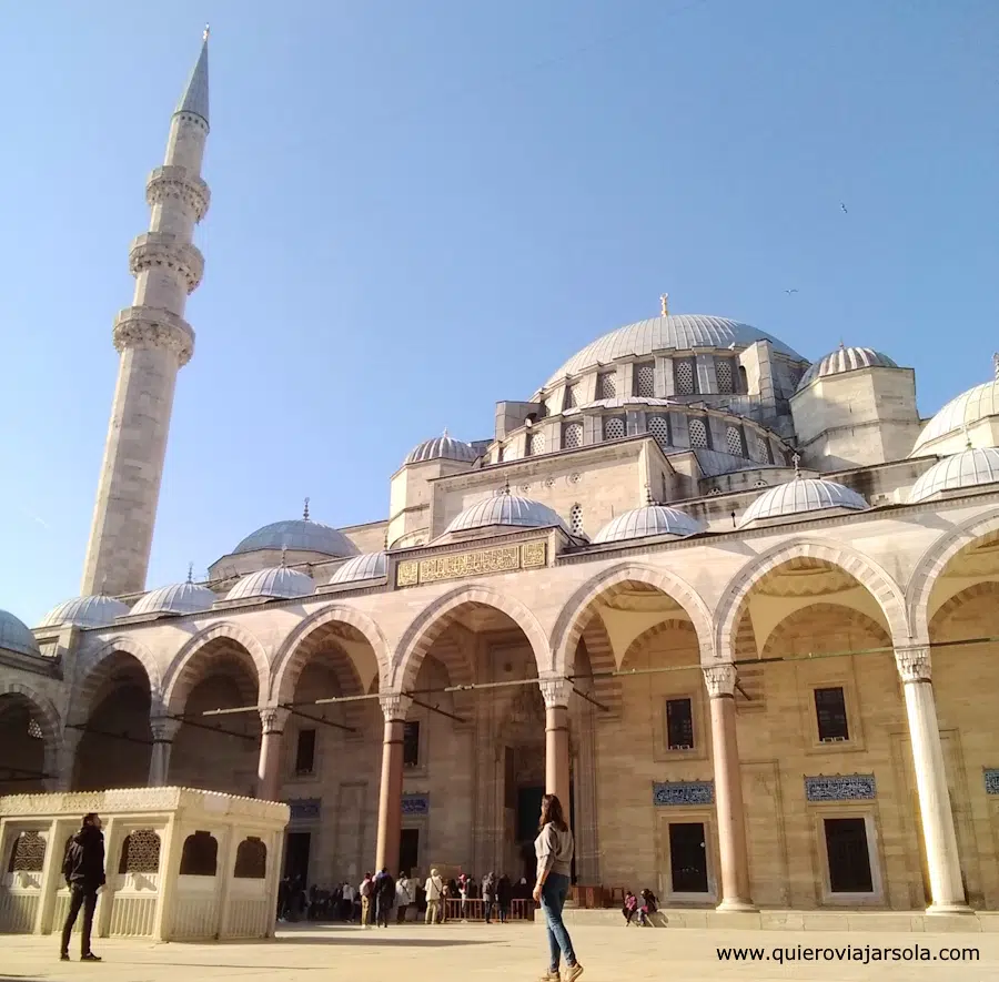 Yo visitando la mezquita de Suleiman