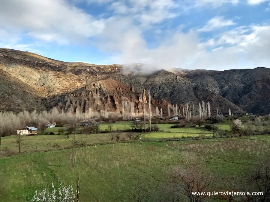 Paisaje de montaña entre campos verdes