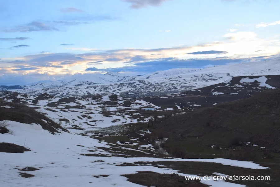Montañas nevadas llegando a Kars