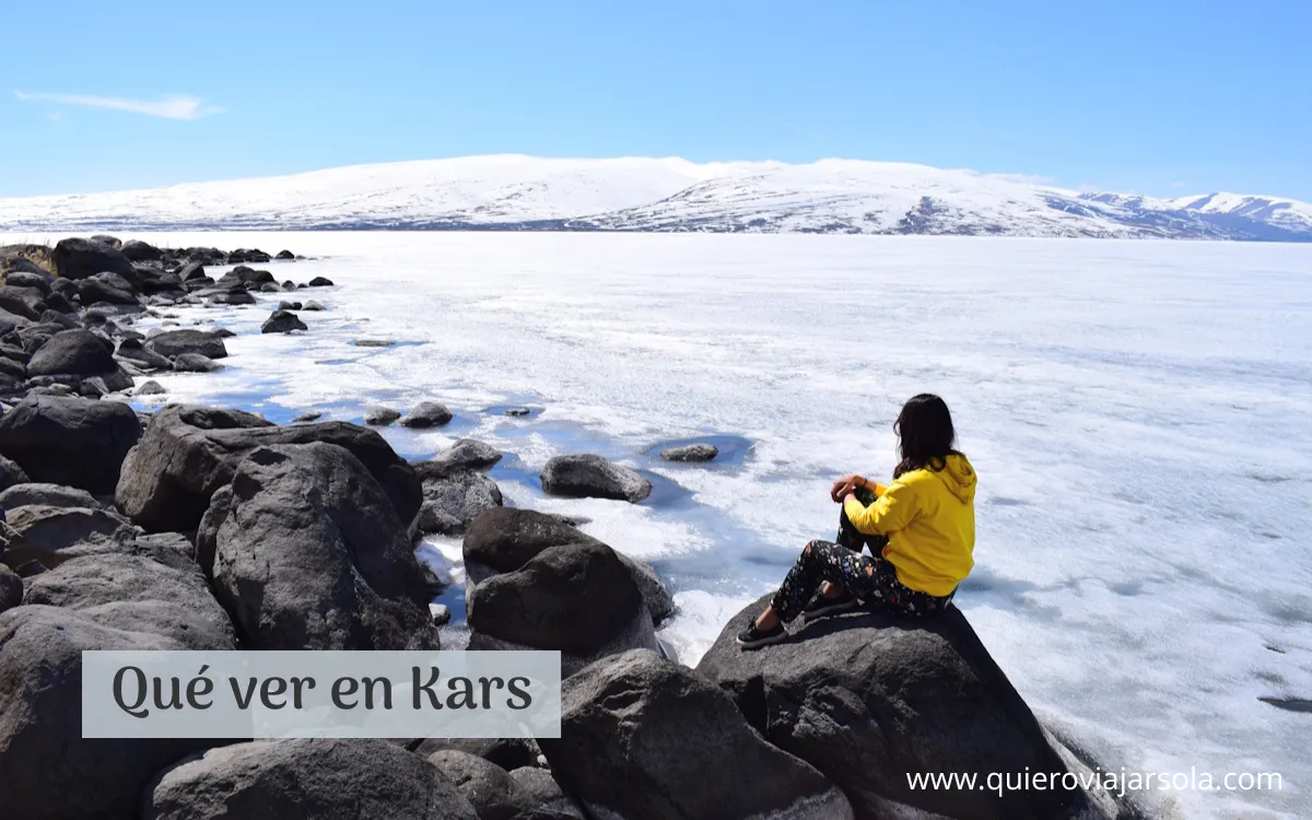 Yo admirando el lago Çildir en los alrededores de Kars
