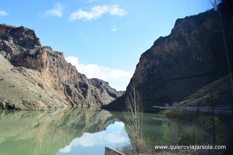 Vista del río Eufrates desde el tren