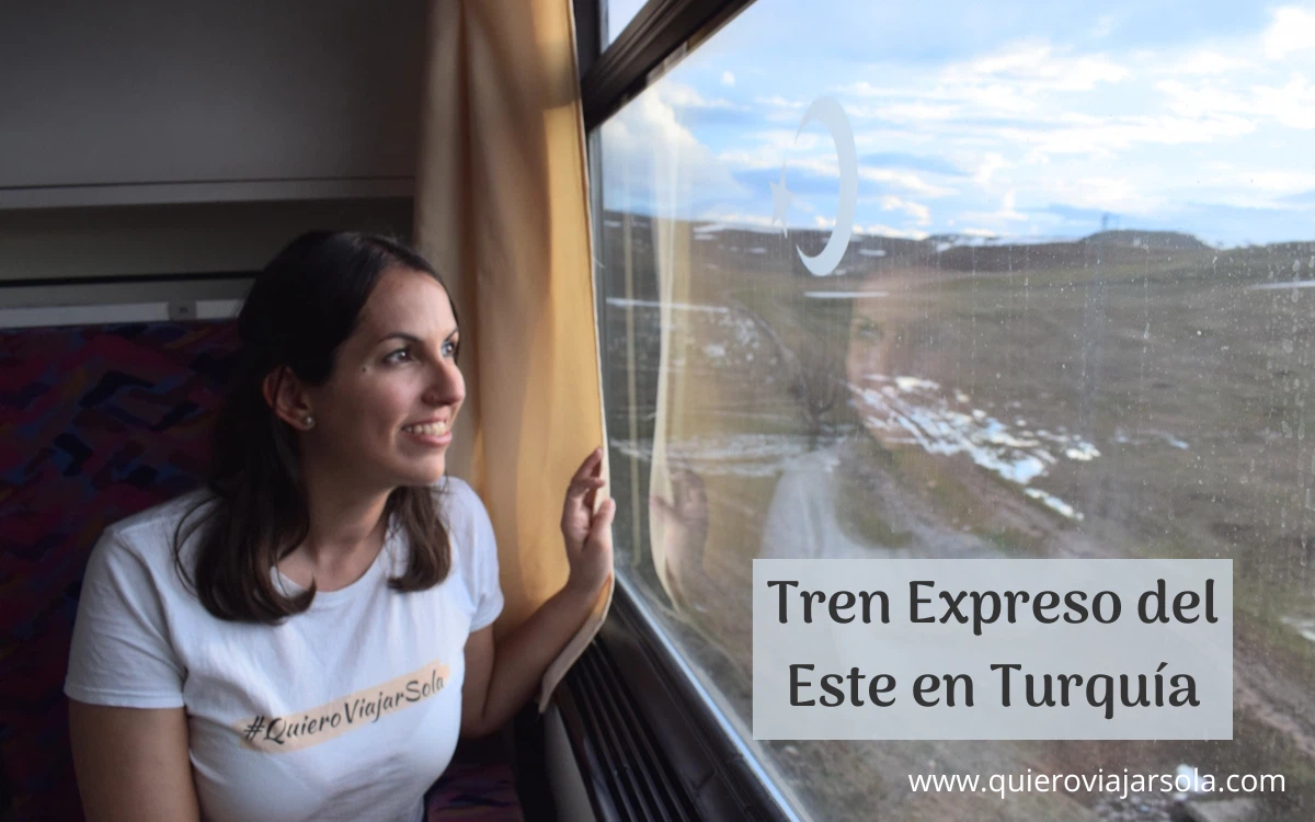 Yo mirando por la ventanilla durante el viaje en tren