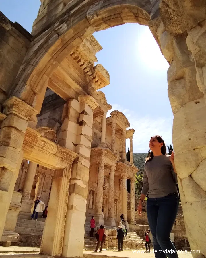 Yo en las ruinas de Éfeso