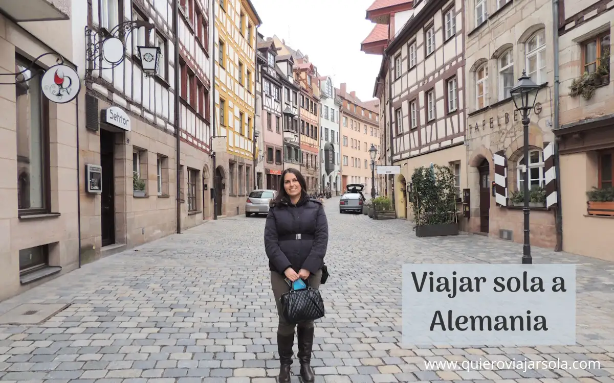 Yo en una colorida calle de una ciudad alemana
