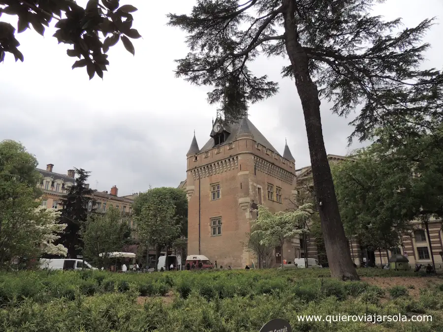 La torre medieval rodeada de parque