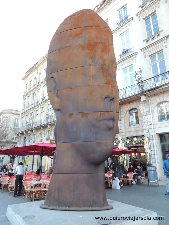 Vista de la escultura