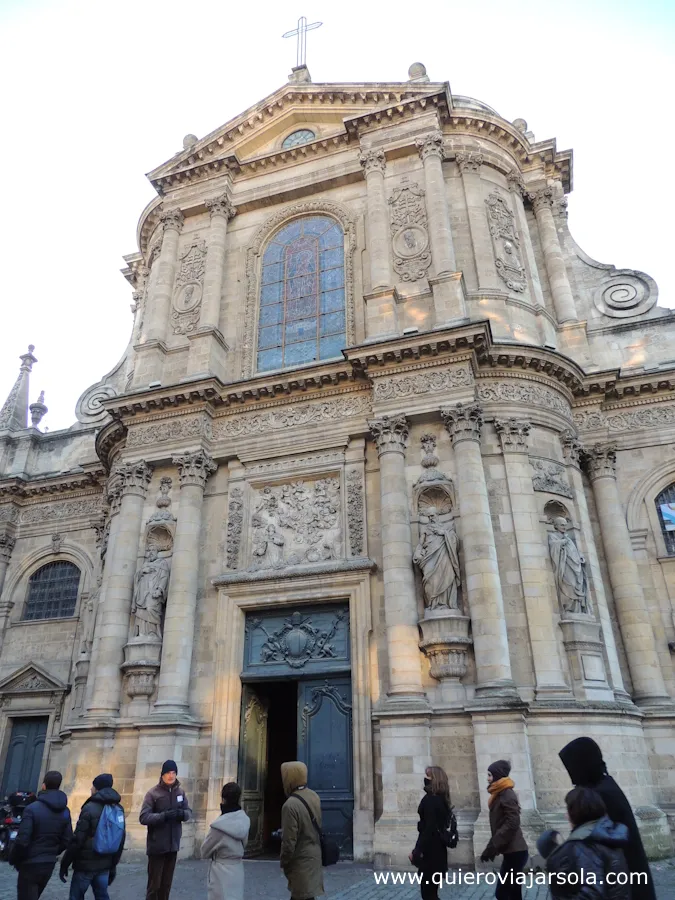 Fachada de la iglesia