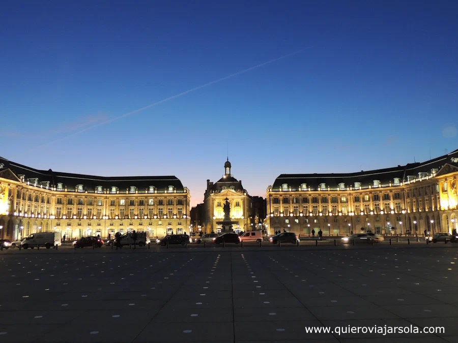 La plaza de noche iluminada