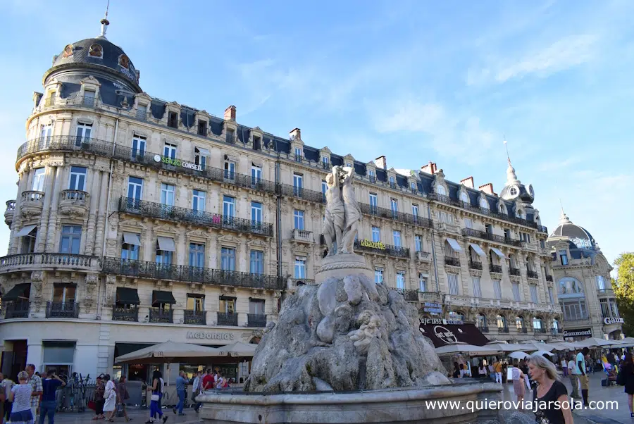 Fuente central en la plaza
