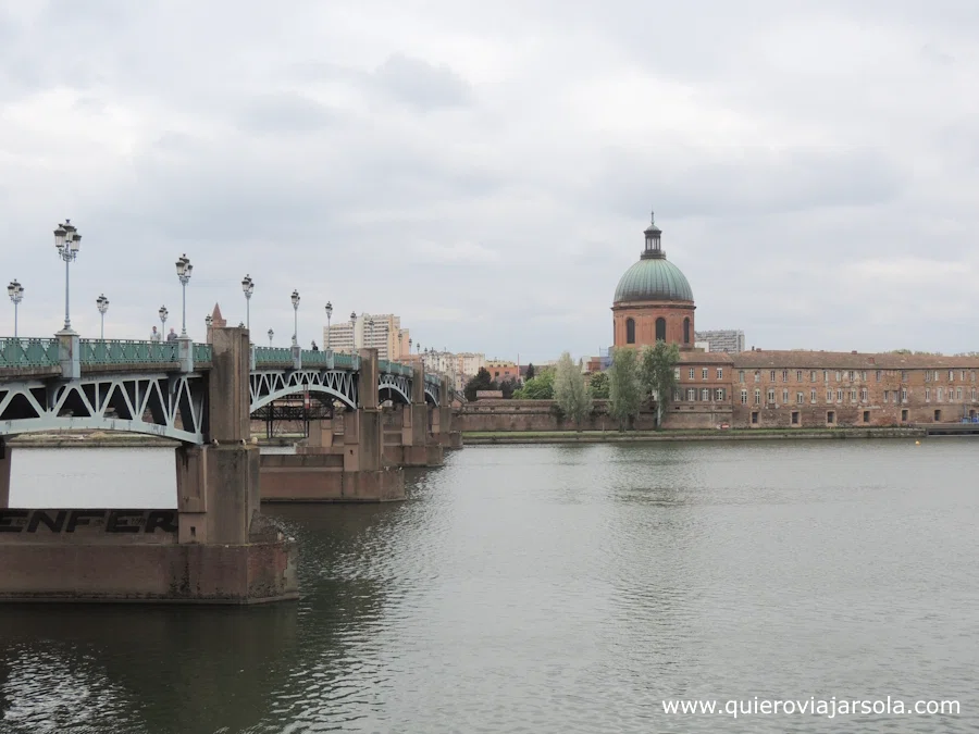 Puente sobre el Garona y cúpula de fondo
