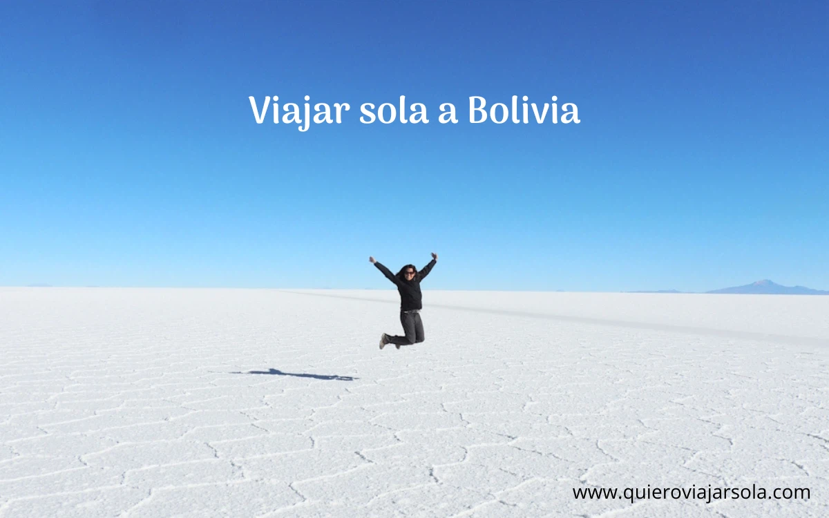 Yo saltando en la inmensidad del Salar de Uyuni
