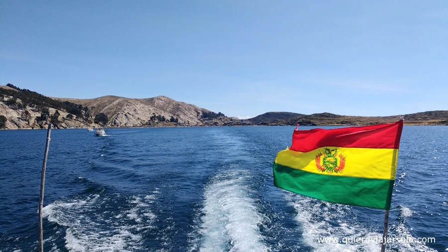 Bandera del barco con el que fui a la isla del Sola