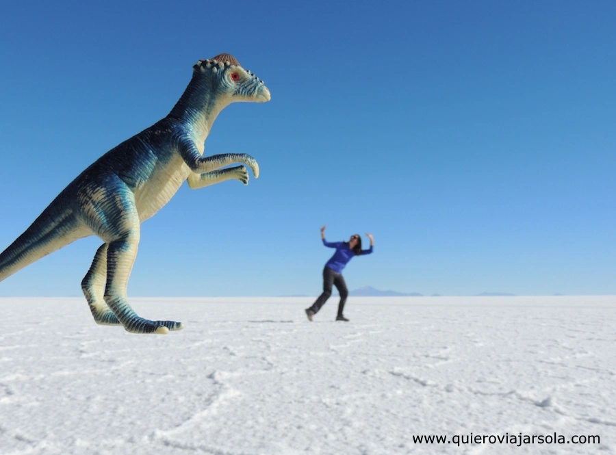 Yo en el Salar de Uyuni huyendo de un dinosaurio