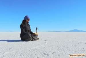 Yo jugando con las perspectivas en el Salar de Uyuni