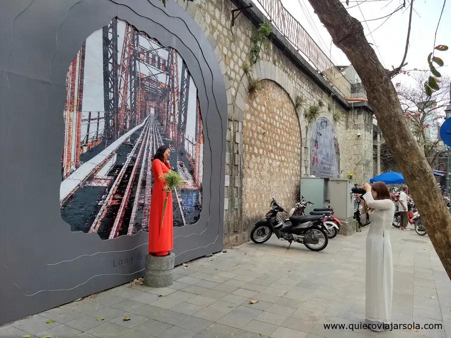 Vietnamitas haciendo fotos en los murales