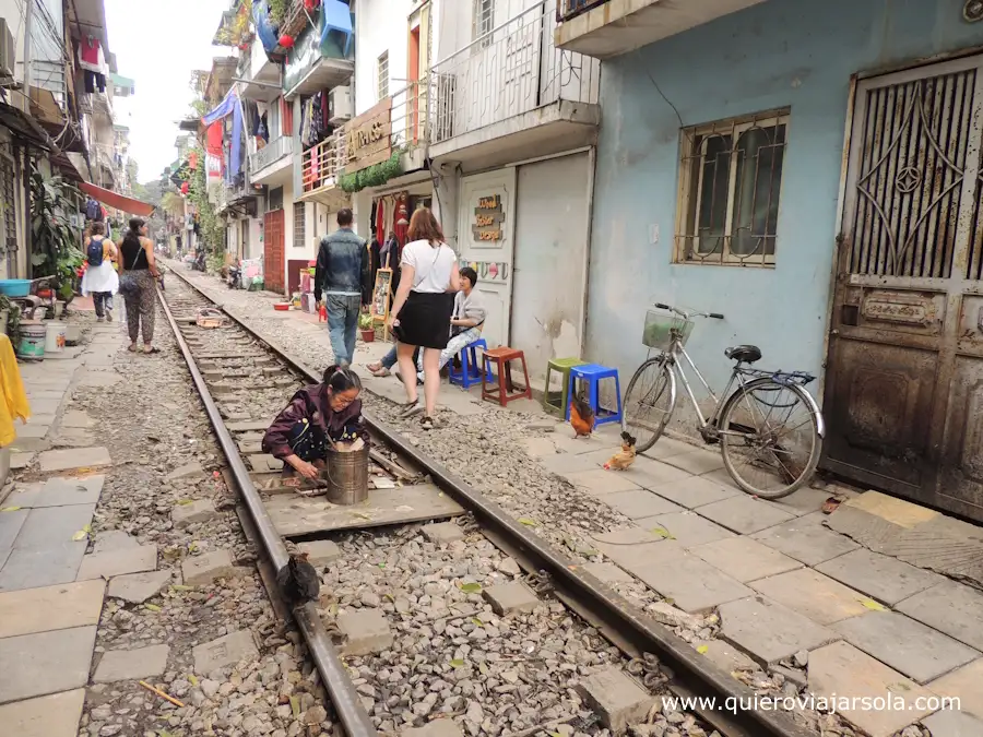 Turistas, gente local y gallinas en las vías del tren