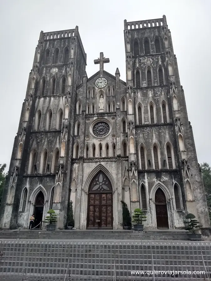 Fachada de la catedral de Hanoi