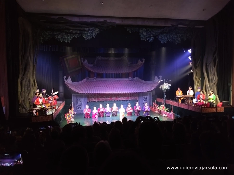 Interior del teatro con los actores y músicos
