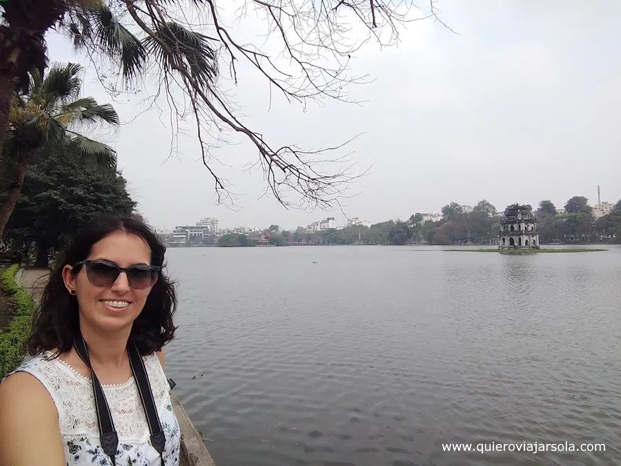 Yo en el lago Hoan Kiem de Hanoi