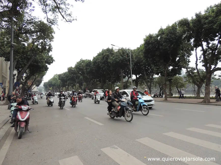 Calle de Hanoi con motos