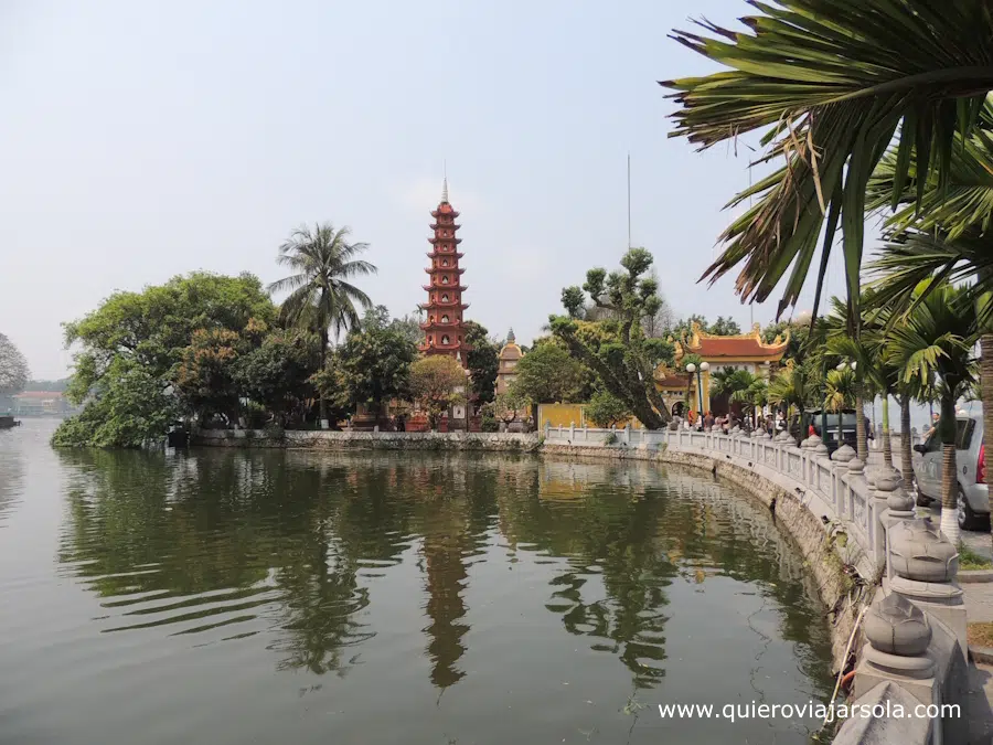 Pagoda y el lago
