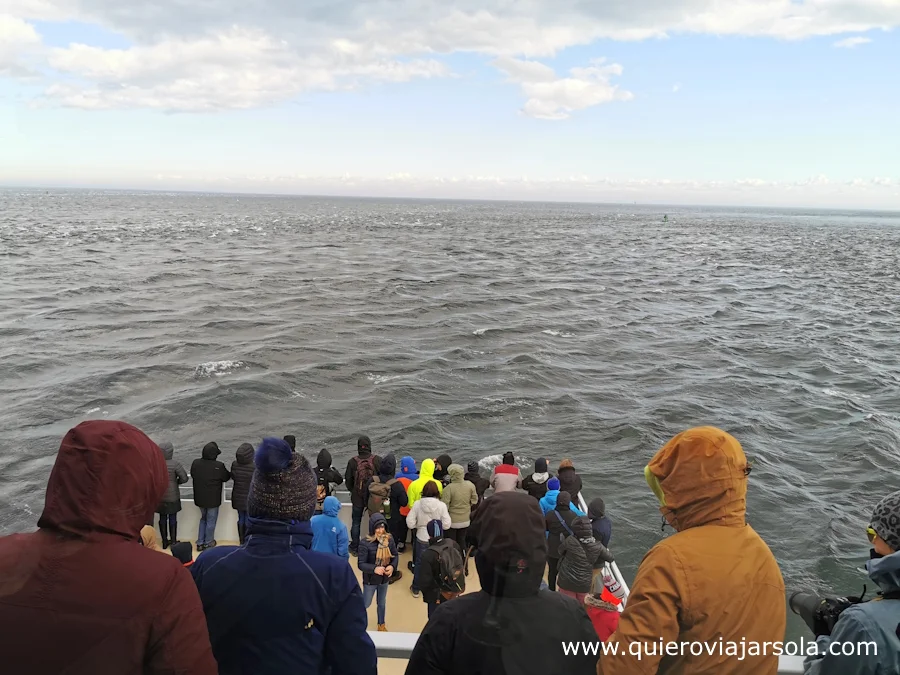 Gente muy abrigada en el barco