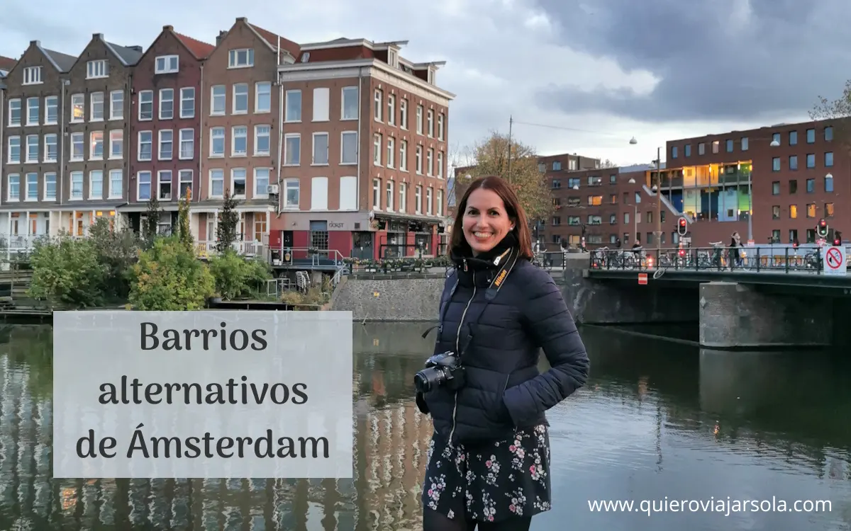 Yo junto a los canales del barrio este de Ámsterdam